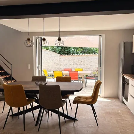 Spacious House Village Center Courtyard And Parking