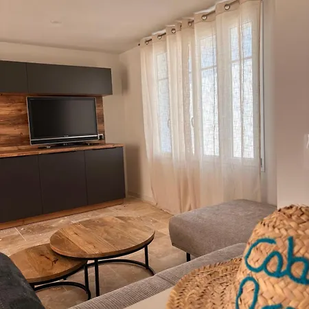 Spacious House Village Center Courtyard And Parking La Flotte