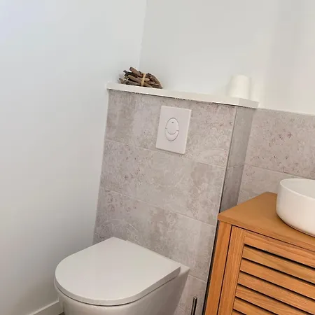 Spacious House Village Center Courtyard And Parking Dom wakacyjny *