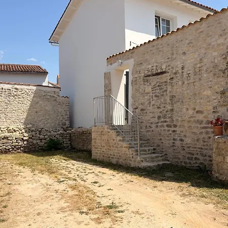 Dom wakacyjny Spacious House Village Center Courtyard And Parking La Flotte