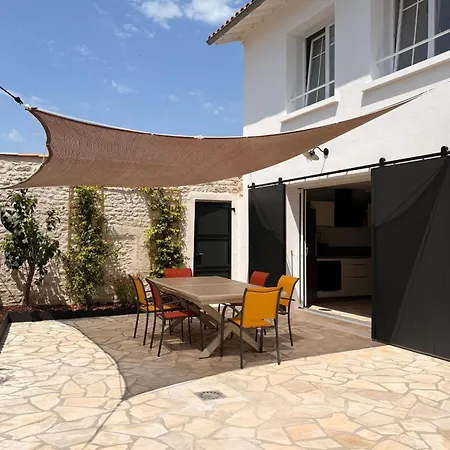 Dom wakacyjny Spacious House Village Center Courtyard And Parking La Flotte