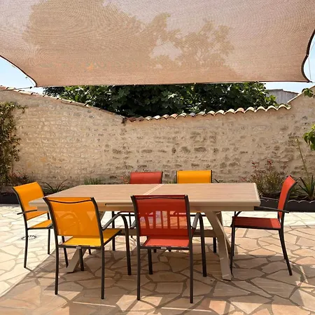 Spacious House Village Center Courtyard And Parking