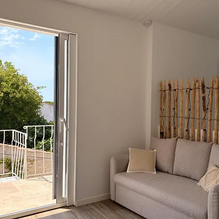 Spacious House Village Center Courtyard And Parking Ла-Флот